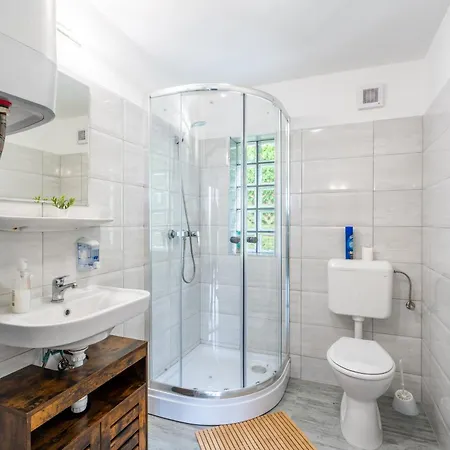 Erdoszeli Haziko Szaunaval Es Jakuzzival